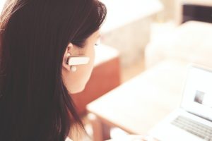 swyx und teams Frau mit Headset vor Notebook